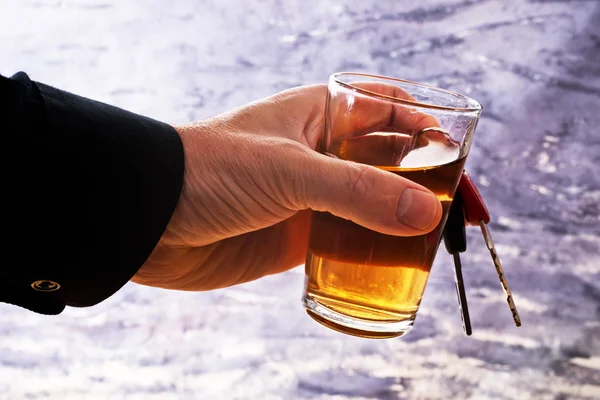 Homme derrière la clé de voiture et le verre — Photo