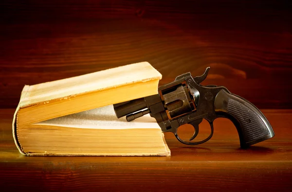 Livro com pistola — Fotografia de Stock