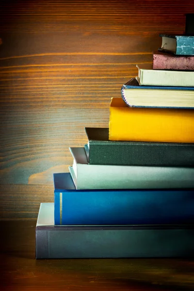 Boeken in de boekenkast — Stockfoto