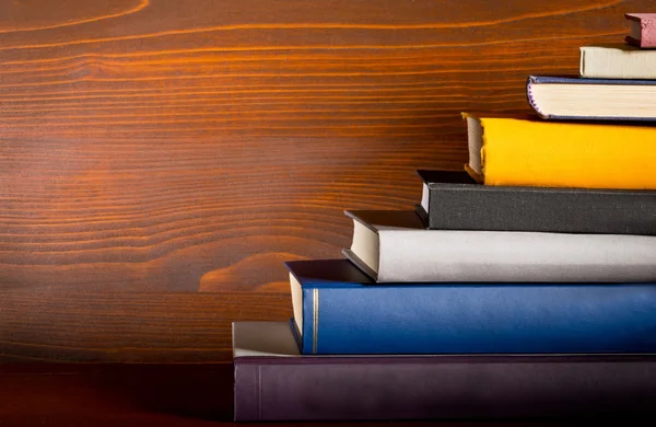 Boeken in de boekenkast — Stockfoto