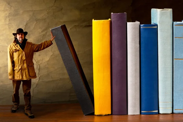 Un vaquero en la biblioteca — Foto de Stock