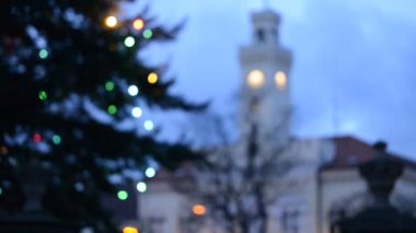 Belediye Binası ve Noel ağacı rüzgarda