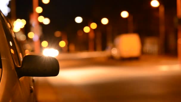 Nacht verkeer in de stad, tegemoetkomende auto — Stockvideo