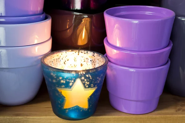 Vasos de flores em uma prateleira em um mercado — Fotografia de Stock