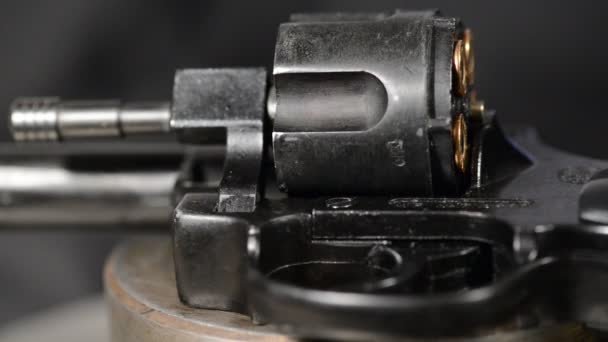 Detalle del revólver con cartuchos — Vídeo de stock