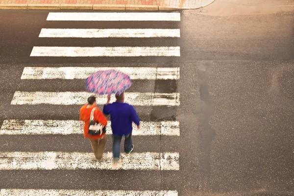 Couple on the crosswalk — Stock Photo, Image