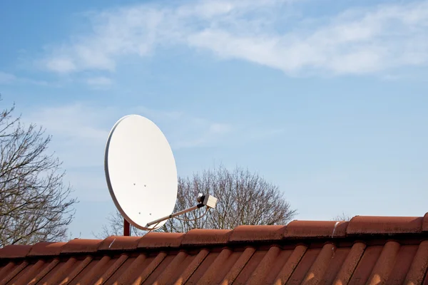 Antena parabólica no telhado vermelho — Fotografia de Stock