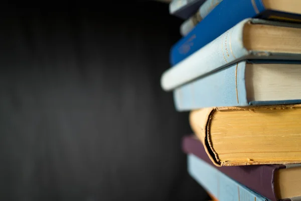 Böcker i bokhyllan — Stockfoto