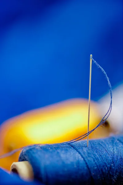 Ago e filo blu e giallo, profondità di campo poco profonda — Foto Stock