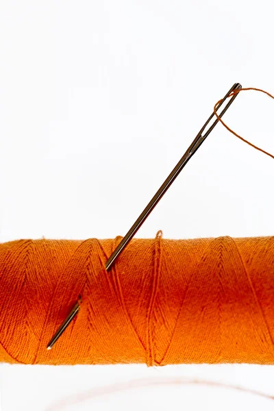 Iğneler ve turuncu renk iplik — Stok fotoğraf