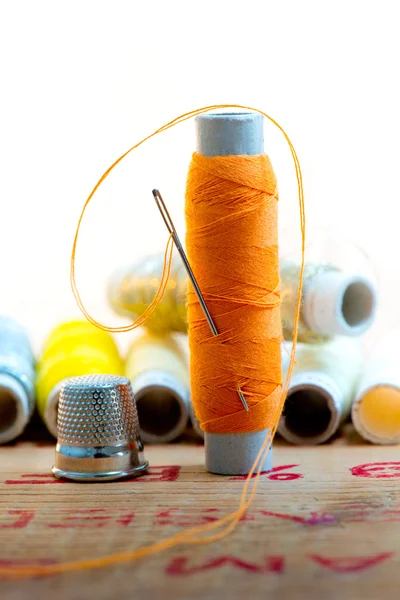 オレンジ色の糸で nedle — ストック写真