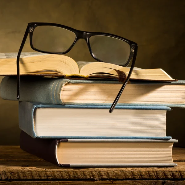 Libro abierto con gafas de lectura — Foto de Stock