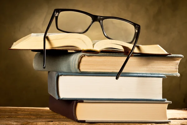 Otwarta książka z okularami do czytania — Zdjęcie stockowe