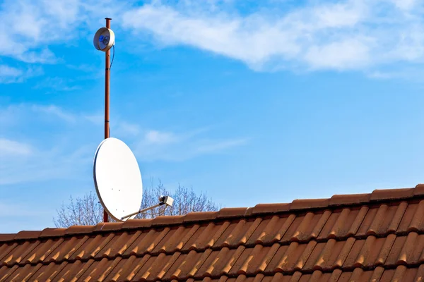 Antena parabólica no telhado vermelho — Fotografia de Stock