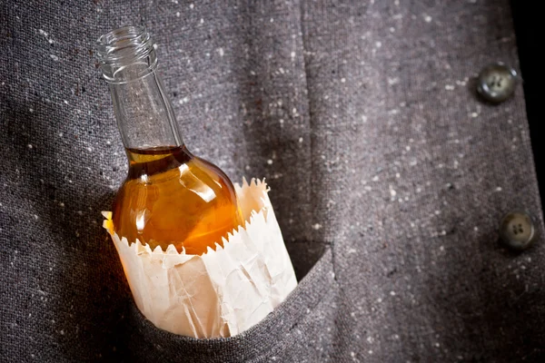 Пьющий крепко прячет бутылку — стоковое фото