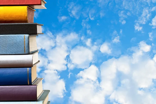 Livros com céu azul — Fotografia de Stock