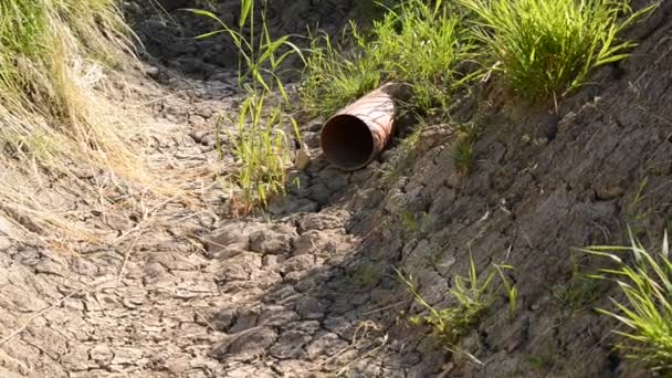 Vyprahlé odvodňovací kanál s drenážní potrubí — Stock video