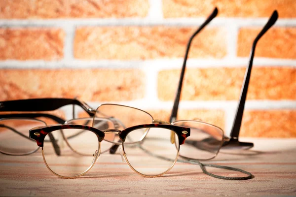 Lectura de gafas con libros — Foto de Stock