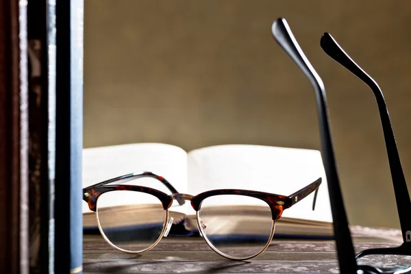 Brille mit Büchern — Stockfoto