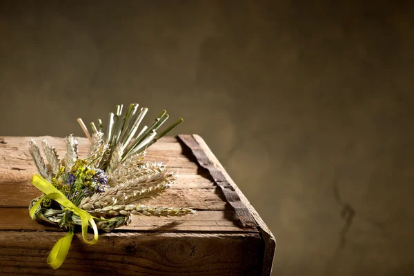 Weizenbündel mit Blume und Band — Stockfoto