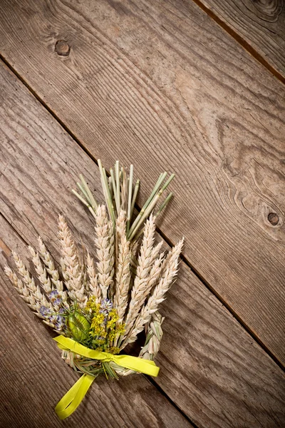 Pacote de trigo com flor e banda — Fotografia de Stock