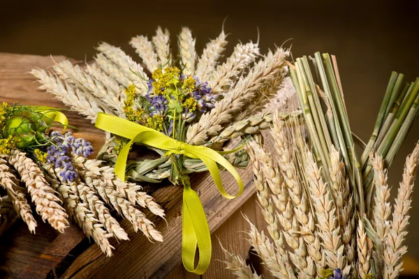 Paquet de blé avec fleur et bande — Photo