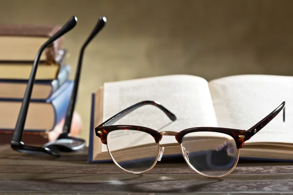 Brille mit Büchern — Stockfoto