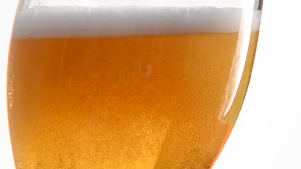 Verser de la bière dans le verre