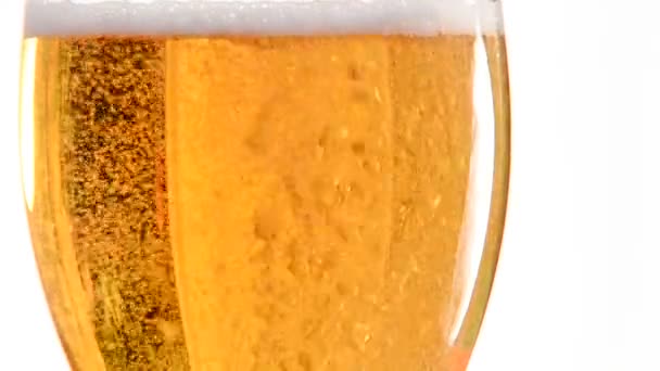 Verser de la bière dans le verre