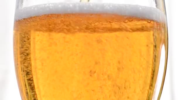 Bier in het glas gieten — Stockvideo