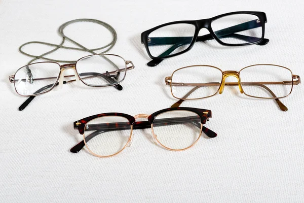 Lunettes de lecture sur la table blanche — Photo