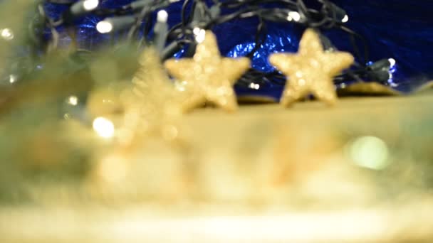 Estrelas de Natal douradas com detalhes da árvore de Natal — Vídeo de Stock