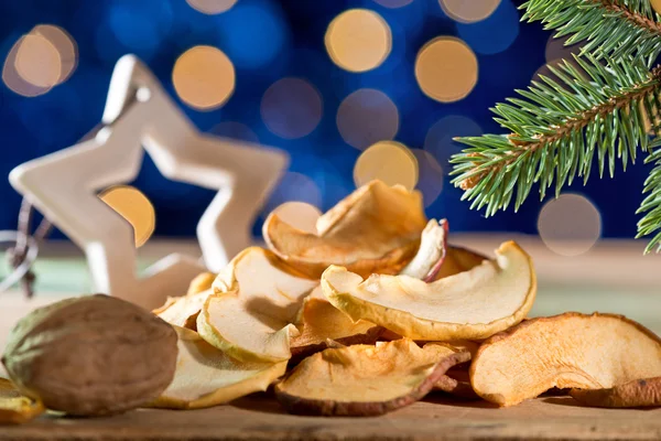 Fruta seca con estrella de Navidad en el fondo azul — Foto de Stock