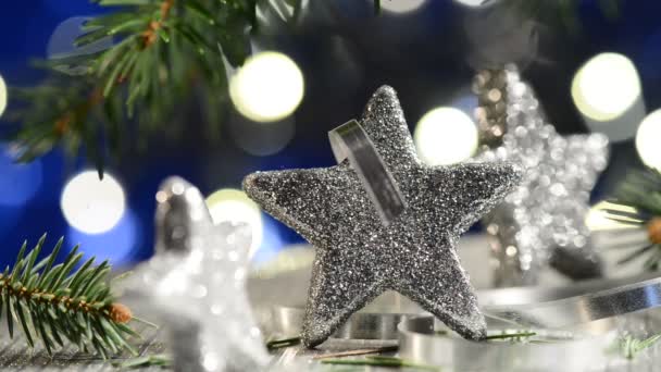 Zilveren Kerstmis sterren met detail van naalden — Stockvideo