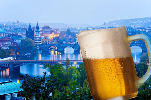 Prag köprüler bira ile gece — Stok fotoğraf