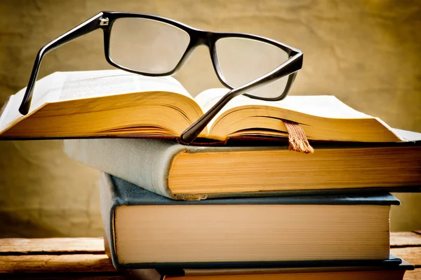Open boek met leesbril — Stockfoto