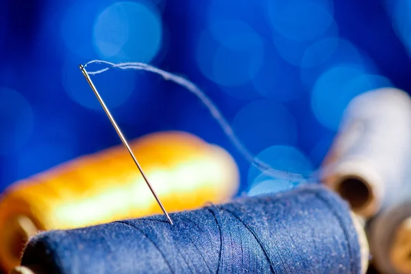 Nål och blå och gul tråd, kort skärpedjup — Stockfoto