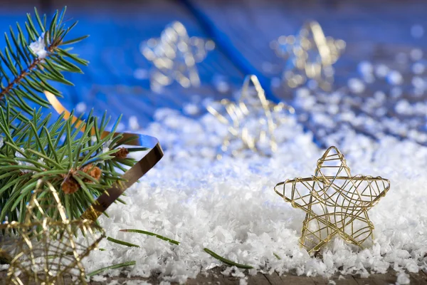 Étoiles de Noël dans la neige — Photo