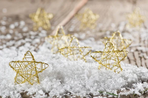 Estrellas de Navidad en la nieve — Foto de Stock