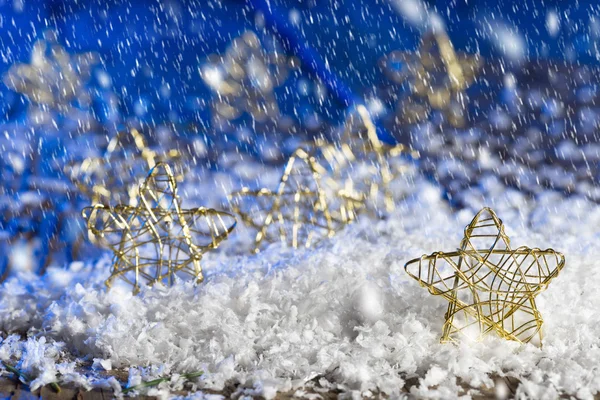 Kerstmis sterren in de sneeuw — Stockfoto