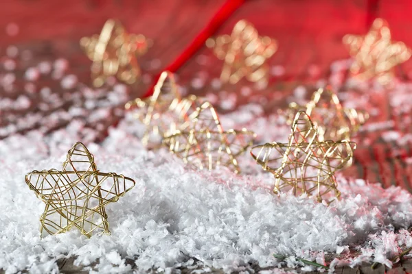 Estrellas de Navidad en la nieve — Foto de Stock