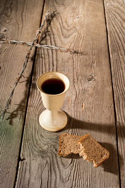 Cálice e pão na mesa de madeira — Fotografia de Stock