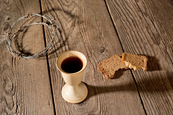 Kalich a chleba na dřevěný stůl — Stock fotografie