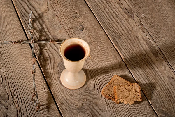 Cálice e pão na mesa de madeira — Fotografia de Stock