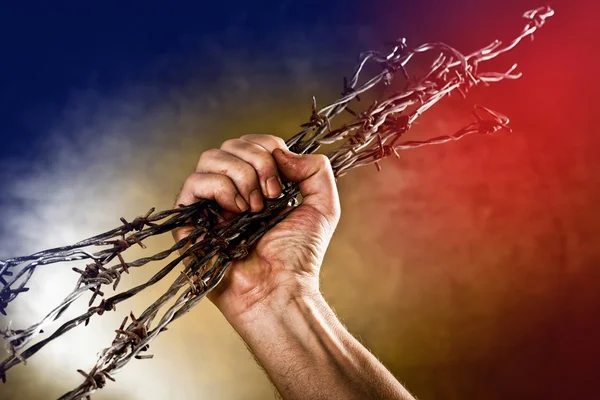 Man crushes barbed wire — Stock Photo, Image