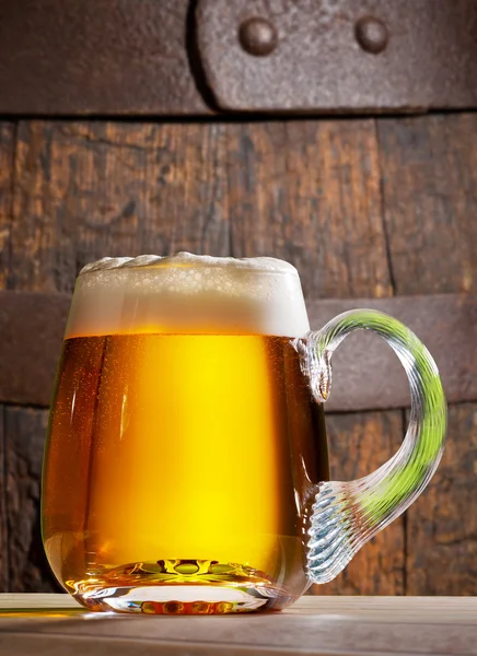 Glas öl med trä fat — Stockfoto