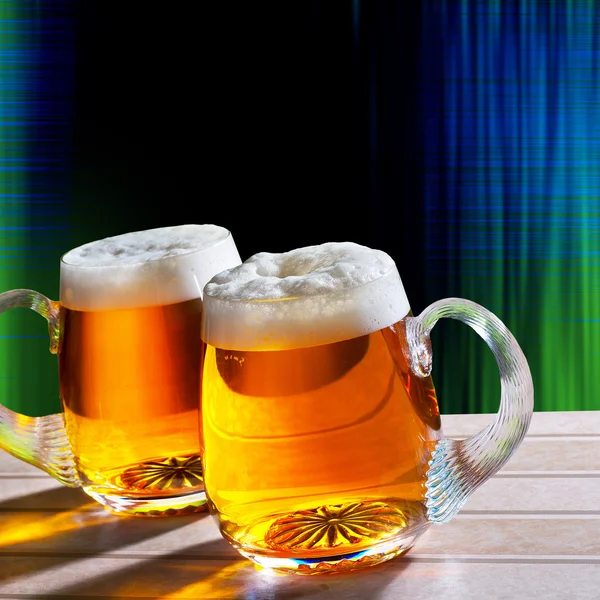 Twee bier op de tabel met moderne achtergrond — Stockfoto