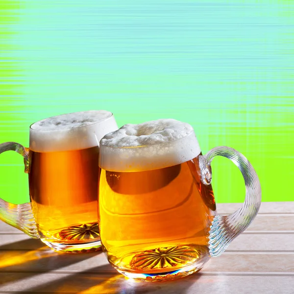 Två öl på bordet med moderna bakgrund — Stockfoto