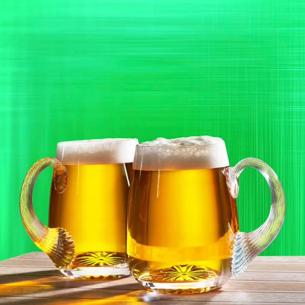 Zwei Bier auf grünem Hintergrund — Stockfoto