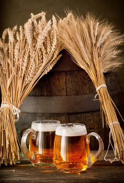 Dwie szklanki piwa z pszenicy i jęczmienia — Zdjęcie stockowe